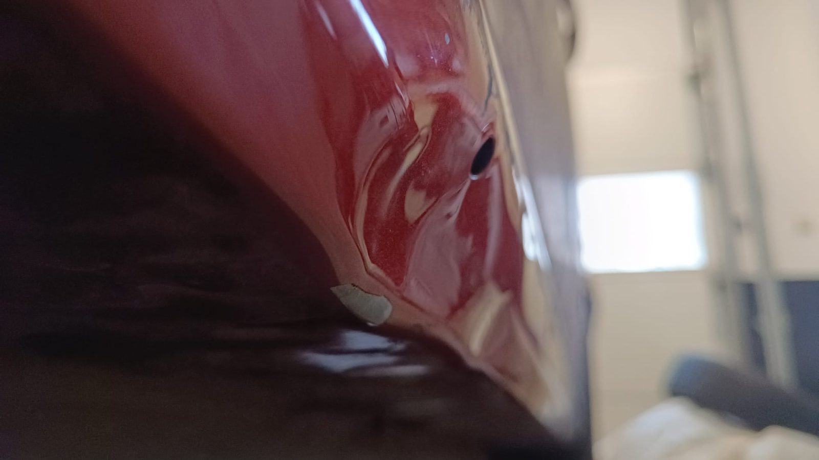 Detail poškození karoserie Dacia Jogger po nehodě
