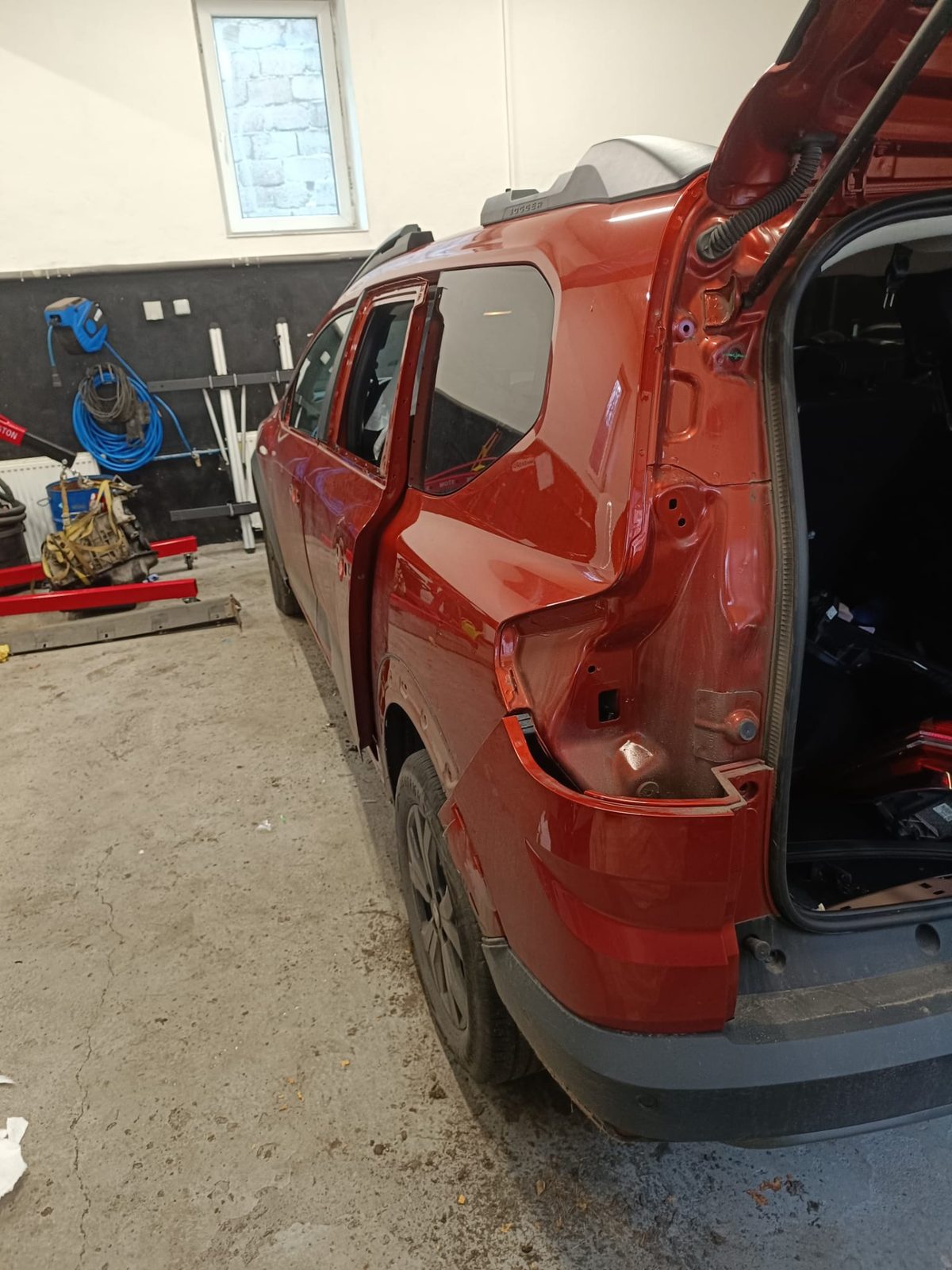 Dacia Jogger s demontovaným nárazníkem a poškozenou zadní částí