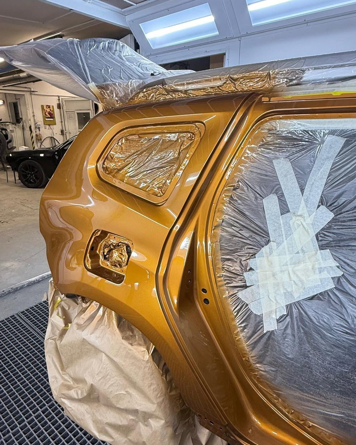 Dacia Duster v procesu lakování, detail blatníku