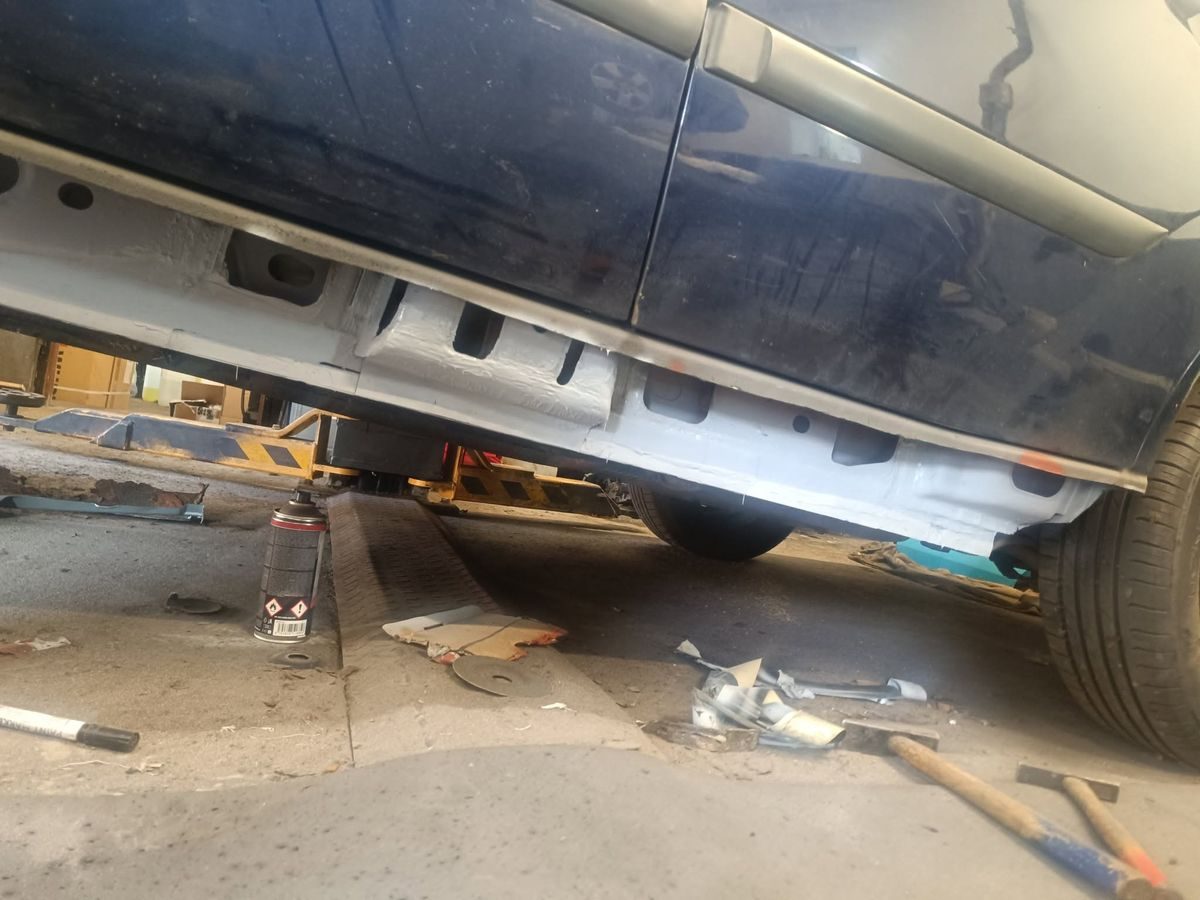 Odkrytý práh BMW E46 připravený na výměnu