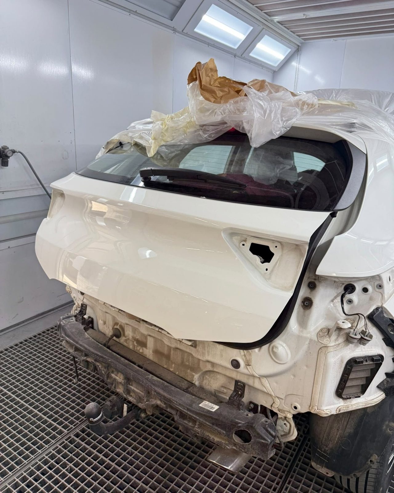 Kia Stonic, páté dveře připravené na lakování v lakovně