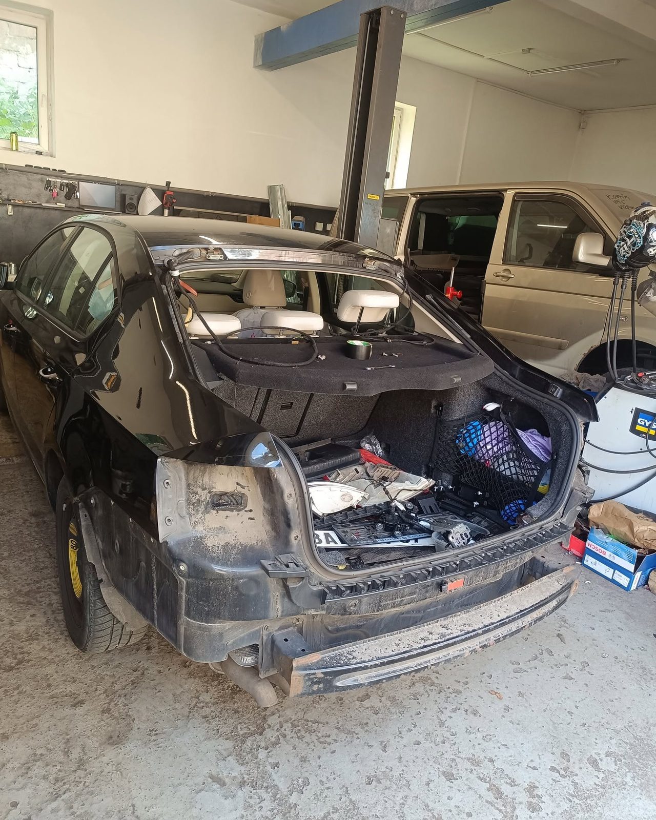 Škoda Octavia 3 s demontovanými poškozenými díly po nehodě