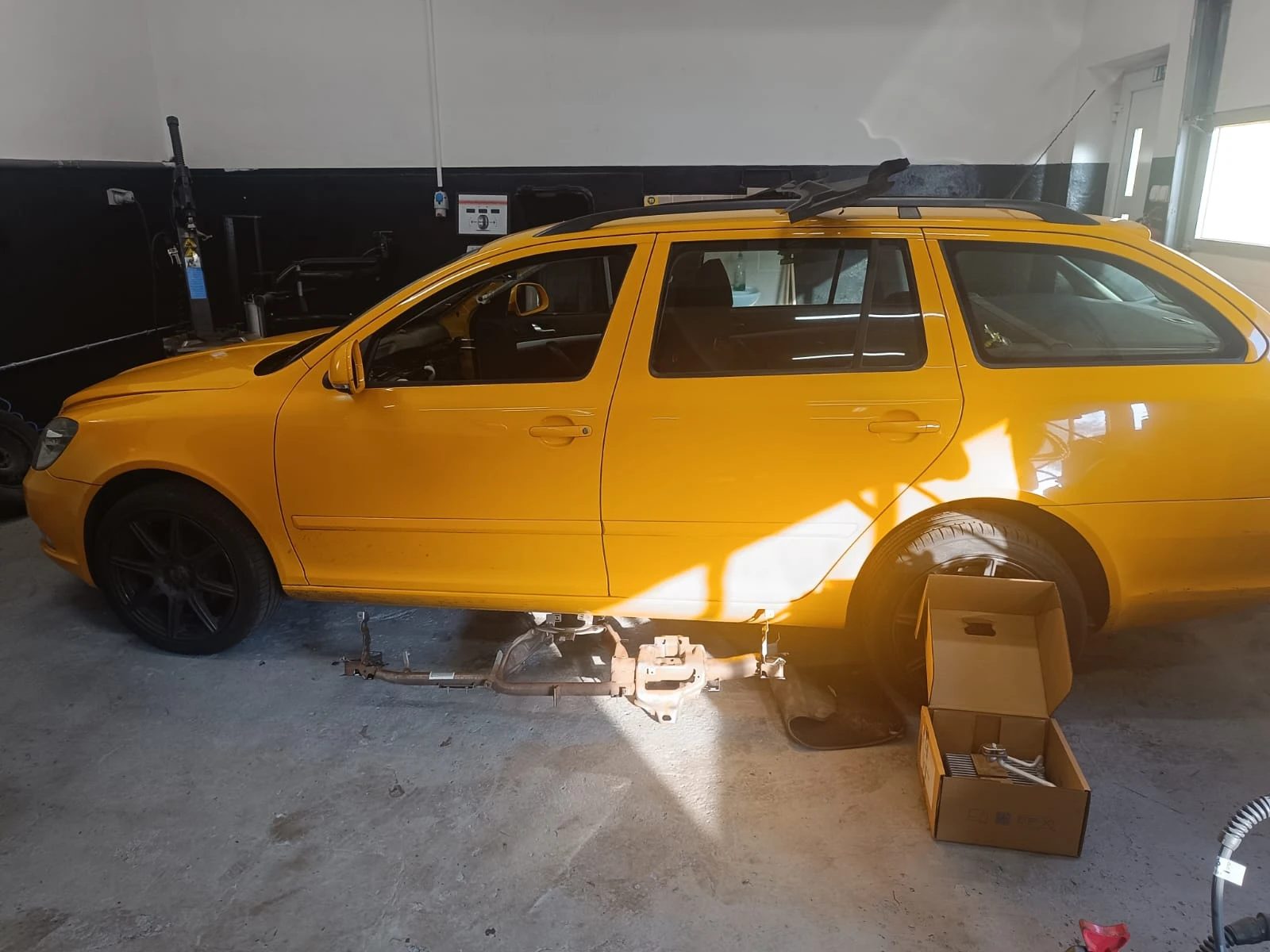 Škoda Octavia 2 na zvedáku před opravou klimatizace