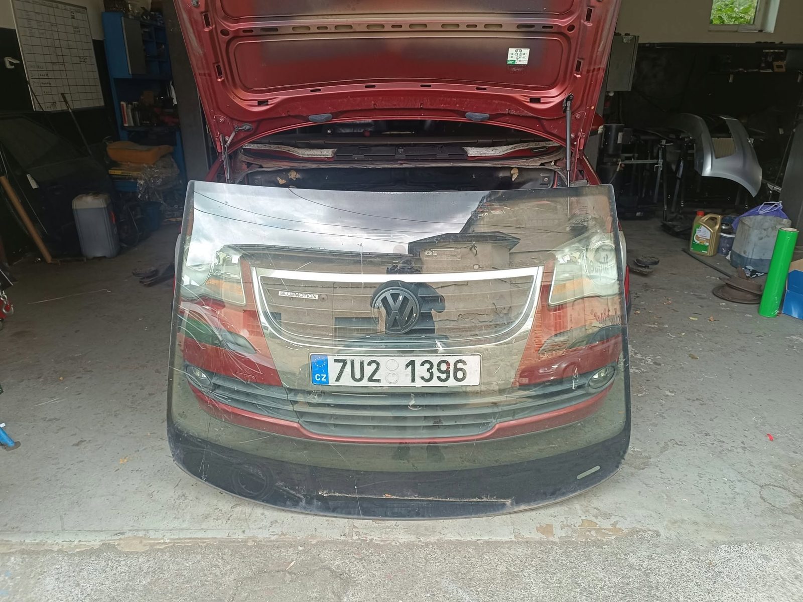 Volkswagen Touran, demontované staré čelní sklo